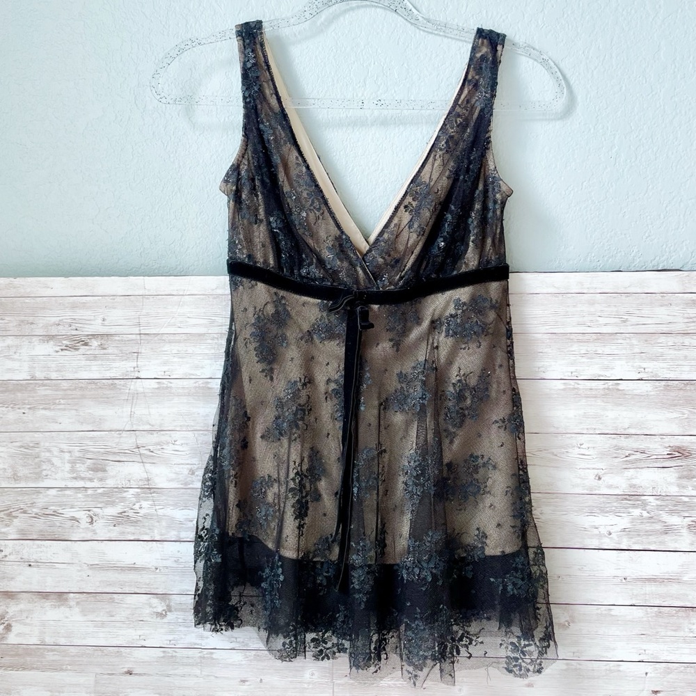 Alexia Admor | Lace Top V front and back Size XS